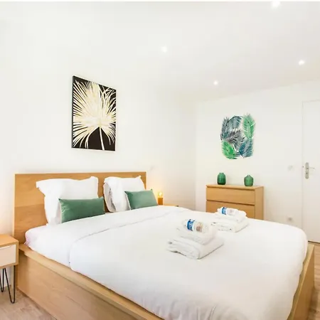 - Buttes Chaumont Botzaris * Paris