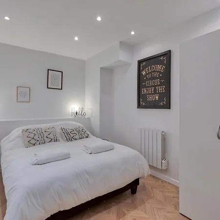 - Buttes Chaumont Botzaris Paris